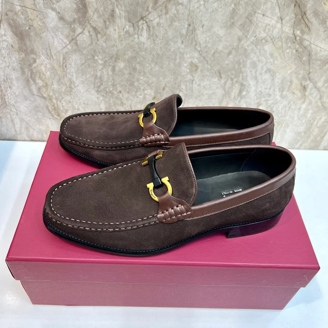 Original quality P580 Brand: Ferragamo Standard size: Men's size 38/44 (45 can be customized) Grade: Same style as the official website High-quality men's shoes Material: Customized first-layer calfskin with water-dyed cowhide lining Cowhide tiptoe Original non-slip and wear-resistant rubber outsole Style category: Men's formal business leather shoes Young and fashionable European and American trends British style Casual matching Comfortable feet Color: Actual picture
